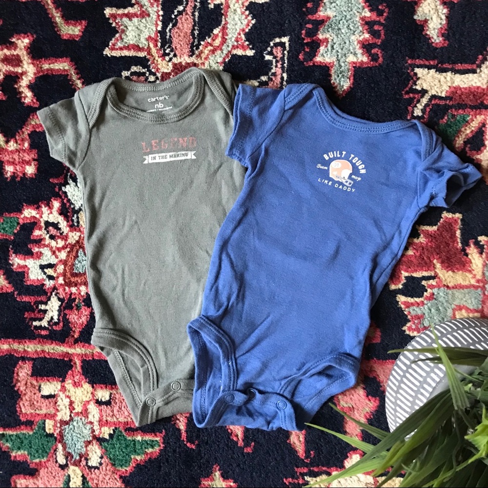 Bundle of 2 bodysuits size newborn.